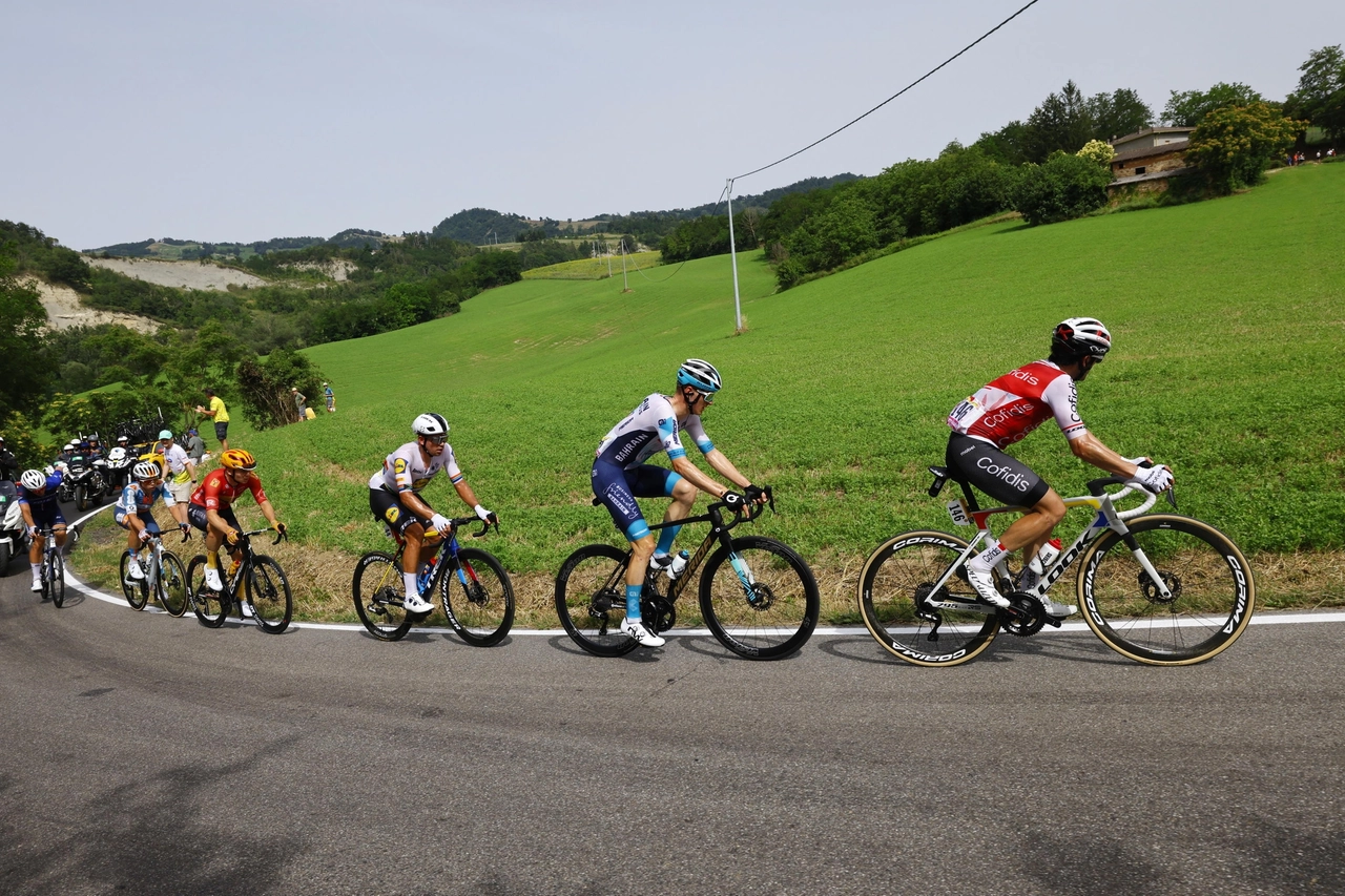 Un momento della scalata dei colli da parte del gruppo