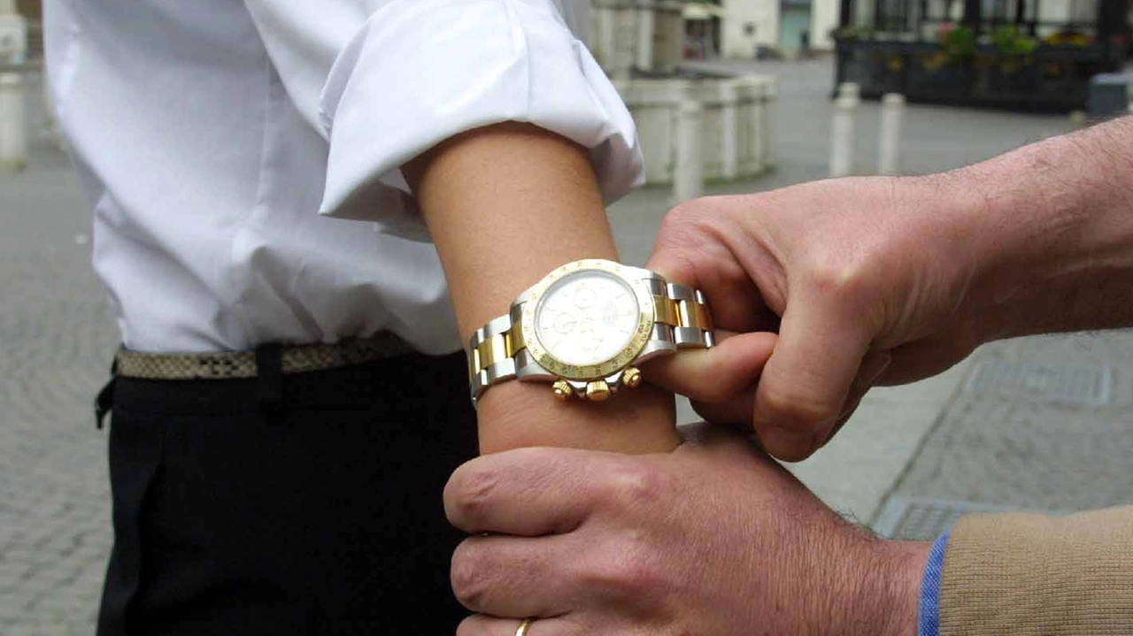 Lo scippo di un Rolex (foto d'archivio Bove)