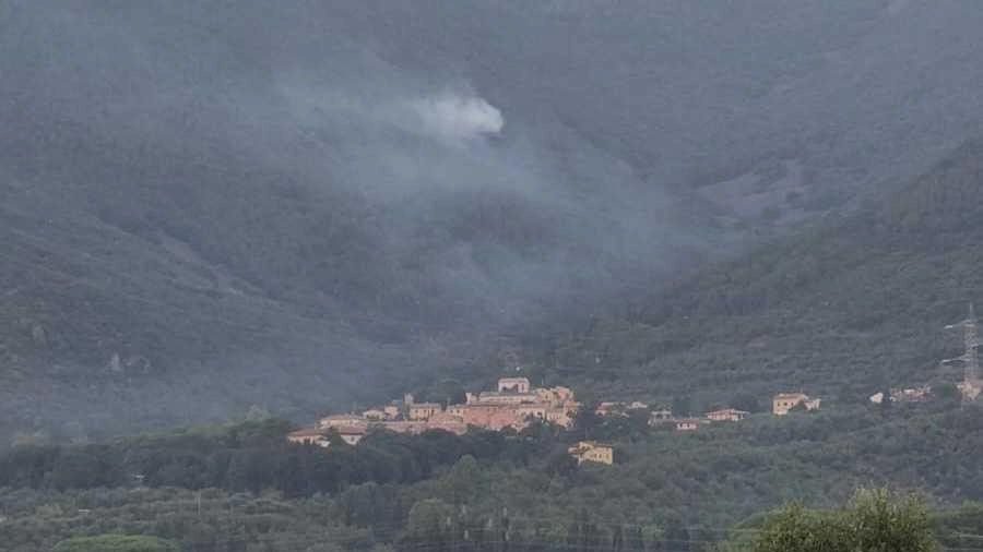 L’incendio sopra Agnano innescato. martedì pomeriggio. da un fulmine: il sindaco Matteo Cecchelli ringraziato gli operatori della Sava per la tempestività nei soccorsi