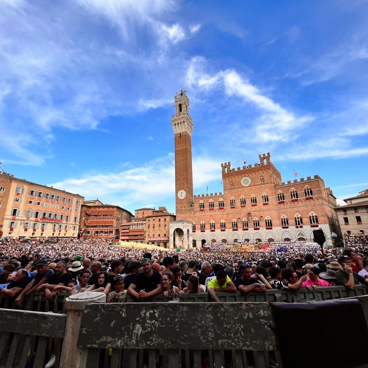 Piazza del Campo gremita per il Palio dell'Assunta (Foto Lazzeroni)