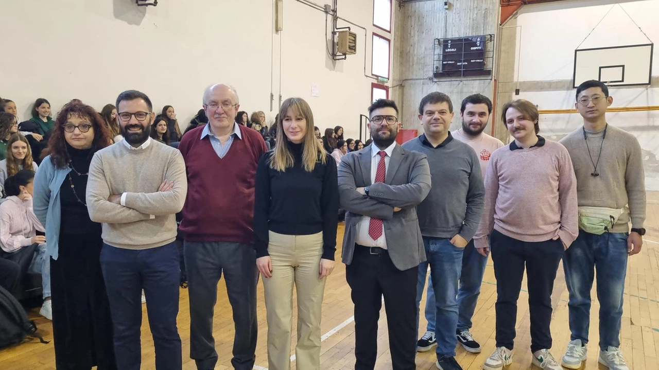 In foto i promotori dell’iniziativa insieme ai docenti dell’Istituto Einaudi