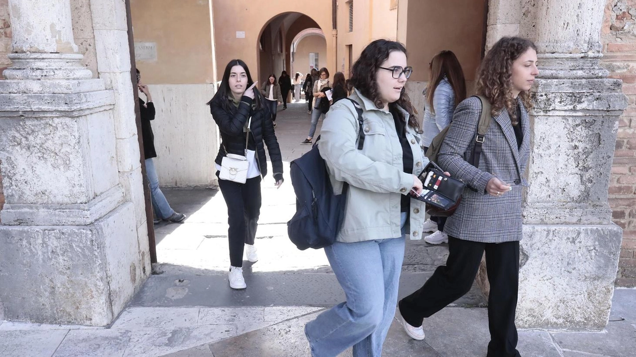 Studenti universitari all’uscita del polo di San Francesco: per molti iscritti a Siena, c’è il problema della mancata assegnazione degli alloggi nelle residente del Dsu (foto d’archivio)