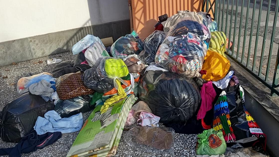 Sacchi di abiti gettati davanti alla Caritas: “Non siamo una discarica”