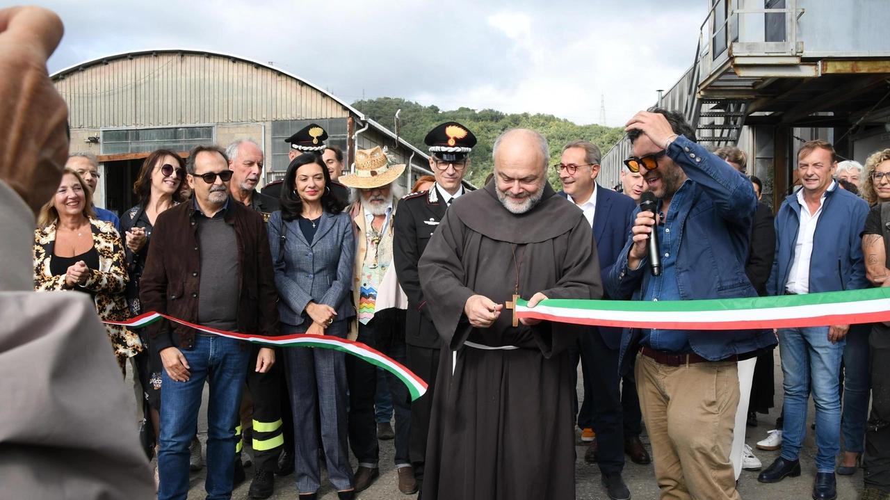 Taglio del nastro con il vescovo. Sotto l’opera di Mafalda Pegollo (foto Paola Nizza)