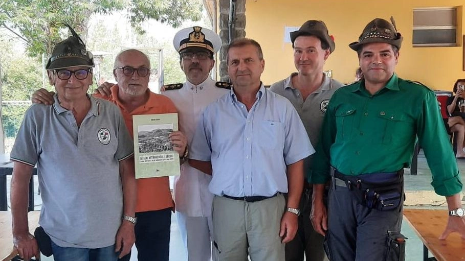 I rappresentanti dei vari gruppi presenti alla manifestazione per l’inaugurazione della lapide ai caduti di tutte le guerre