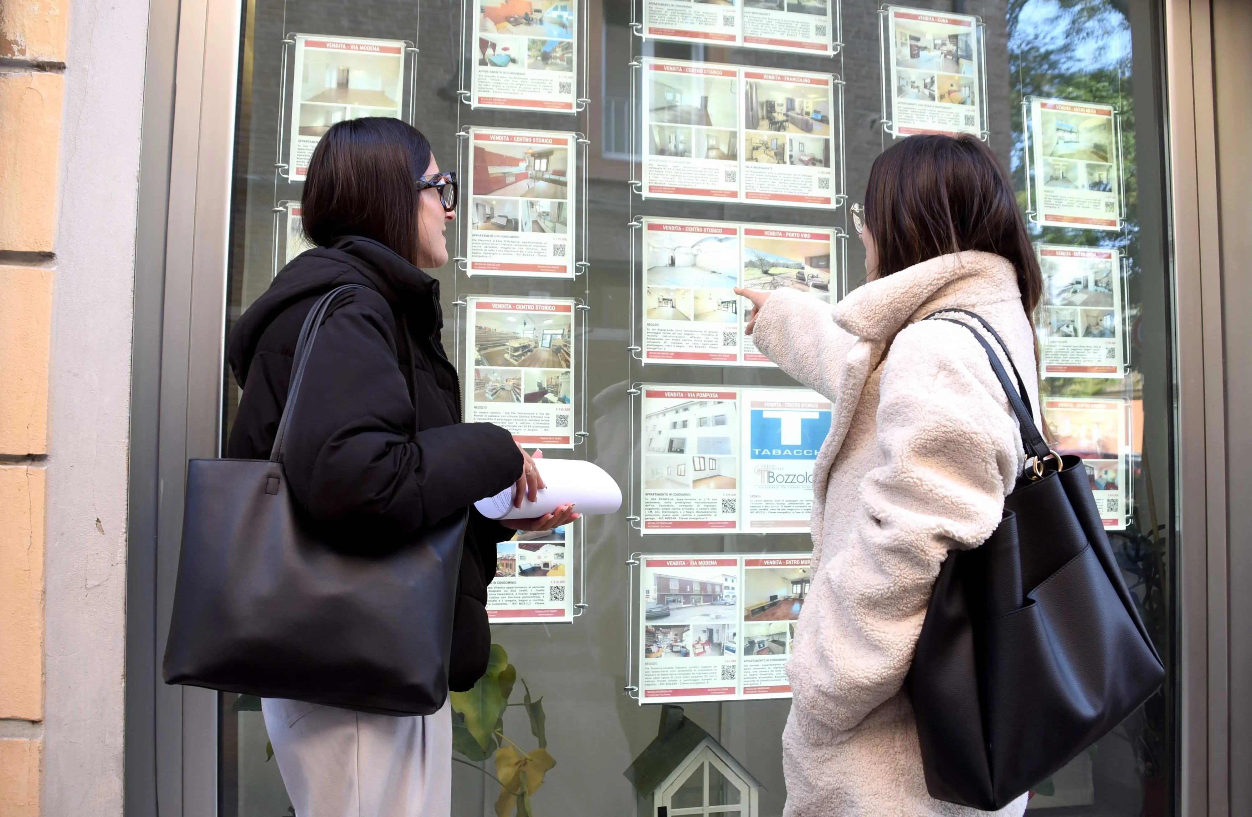 Poche case in affitto e prezzi alti. “Chi compra? Gli operai dei cantieri”