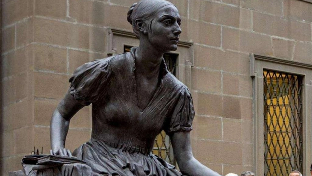 La statua di Cristina di Belgioioso inaugurata il 15 settembre scorso a Milano -Fotogramma