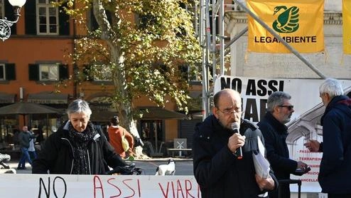 “Ci avete rotto i polmoni“. Il ‘no’ agli assi viari dalla piazza alla Procura