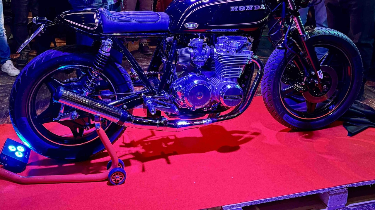 Special Cafè racer su base Honda del 1980: è la moto costruita dall’associazione grazie alla collaborazione di cento persone