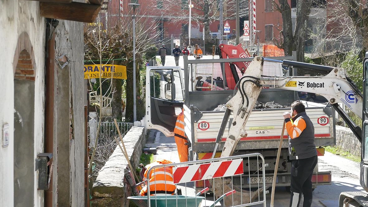 Sul ponte del Melini sono iniziati i sondaggi preparatori ai lavori che seguiranno. Intanto è stato chiuso per due mezze giornate