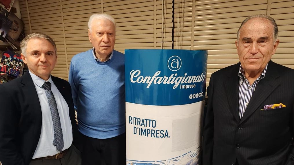 Sopra Gabriele. Carapelli, Marcello Alessandri e Mario Cerri di Confartigianato Toscana, a sinistra l’immagine d’archivio di un’azienda di pelletteria