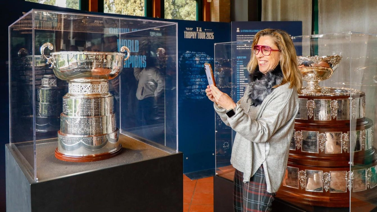 La Coppa Davis e la Billie Jean King Cup ieri hanno fatto tappa al circolo tennis La Limonaia con vere e proprie file di appassionati per una foto insieme ai trofei