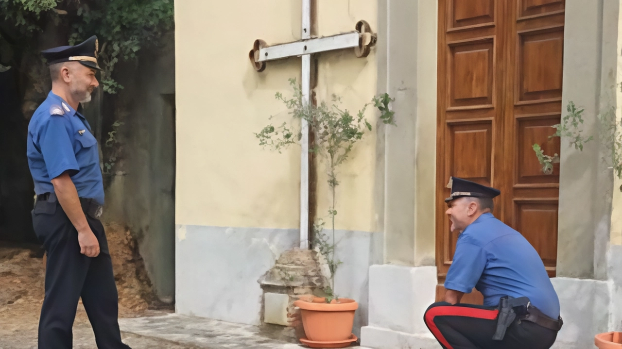 Carabinieri davanti alla chiesa di San Marco in Villa a Cortona