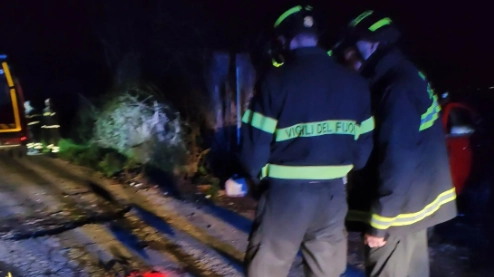 Vigili del fuoco in un'immagine di repertorio. L'uomo è disperso nei boschi di Pian di Novello