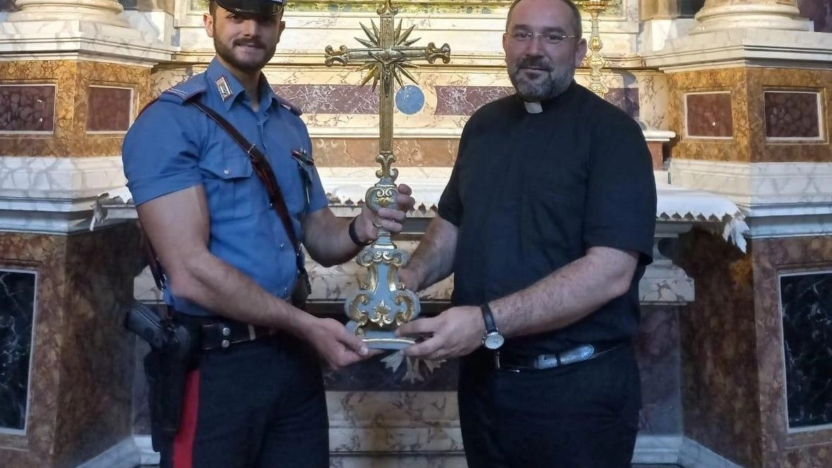 La riconsegna del crocefisso rubato nella cattedrale di Città della Pieve E’ stato recuperato nella camera di un turista