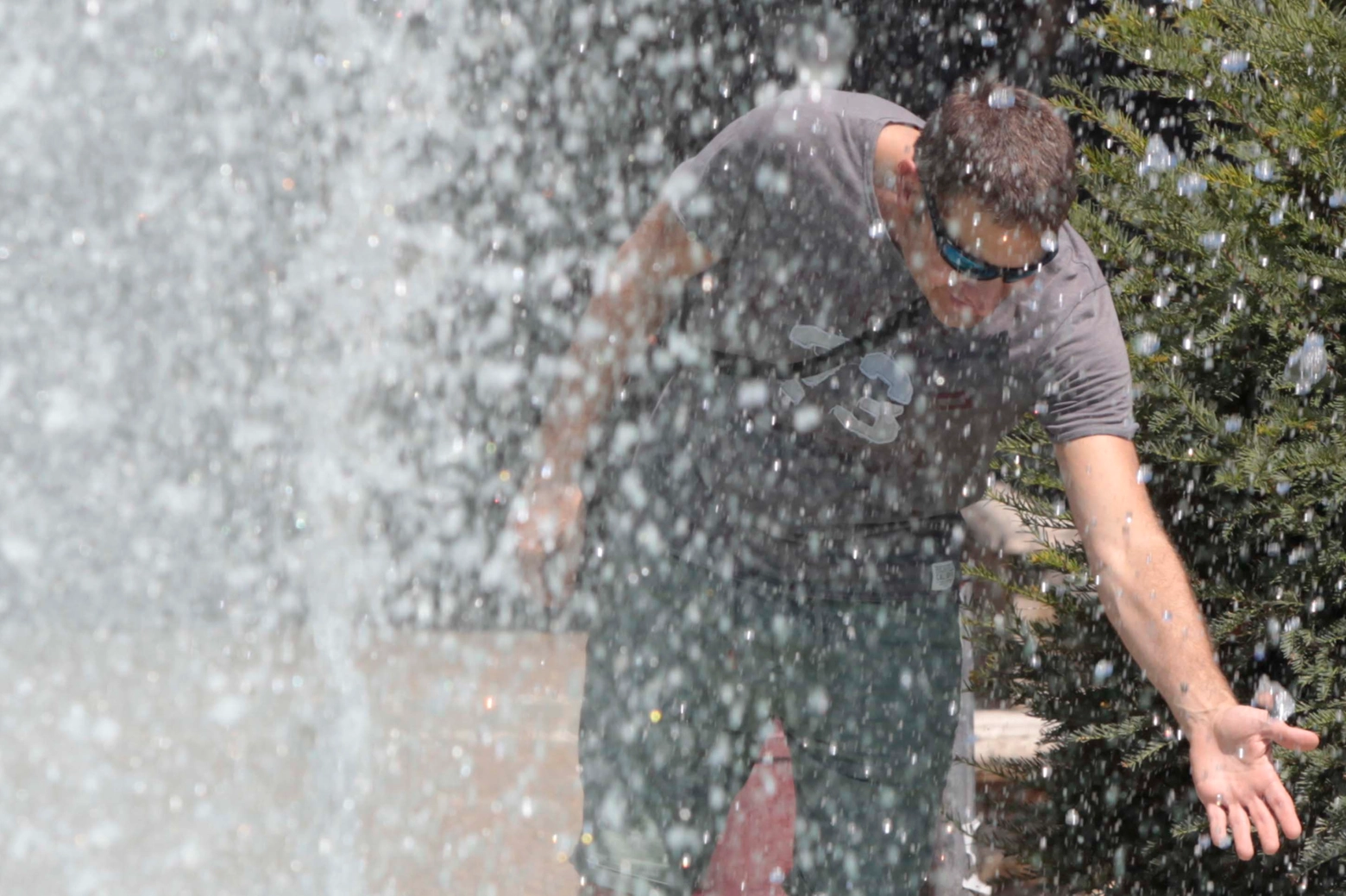 C'è chi cerca di rinfrescarsi a una fontana, ma le temperature di domenica 11 agosto in Toscana sono state implacabili e da record