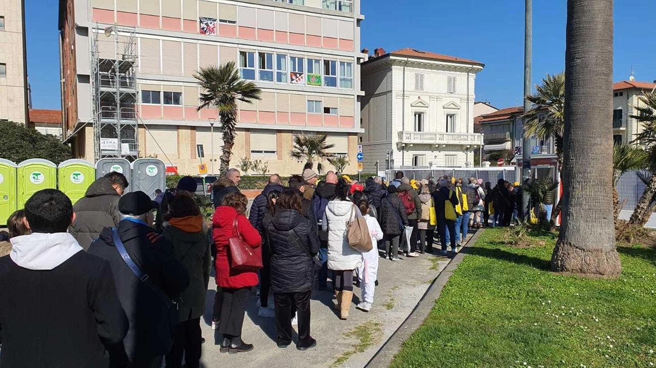 La coda di spettatori in fila per ritirare il braccialetto per entrare e uscire