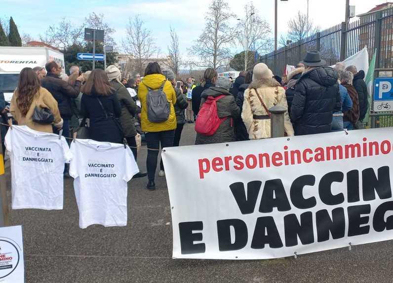 Contro i vaccini. Manifestazioni e propaganda