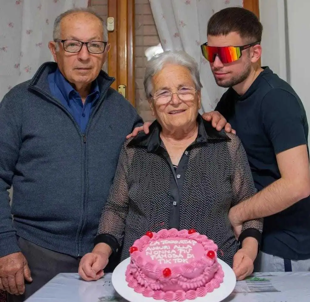 L’influencer:: "Derubata nonna Vera"