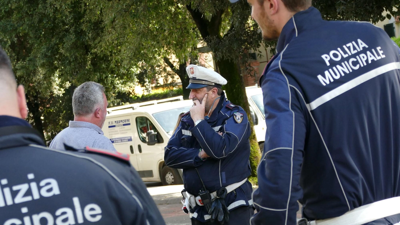 Controlli della polizia municipale per strada (foto d’archivio) la segnalazione dei cittadini è diventata virale in Rete