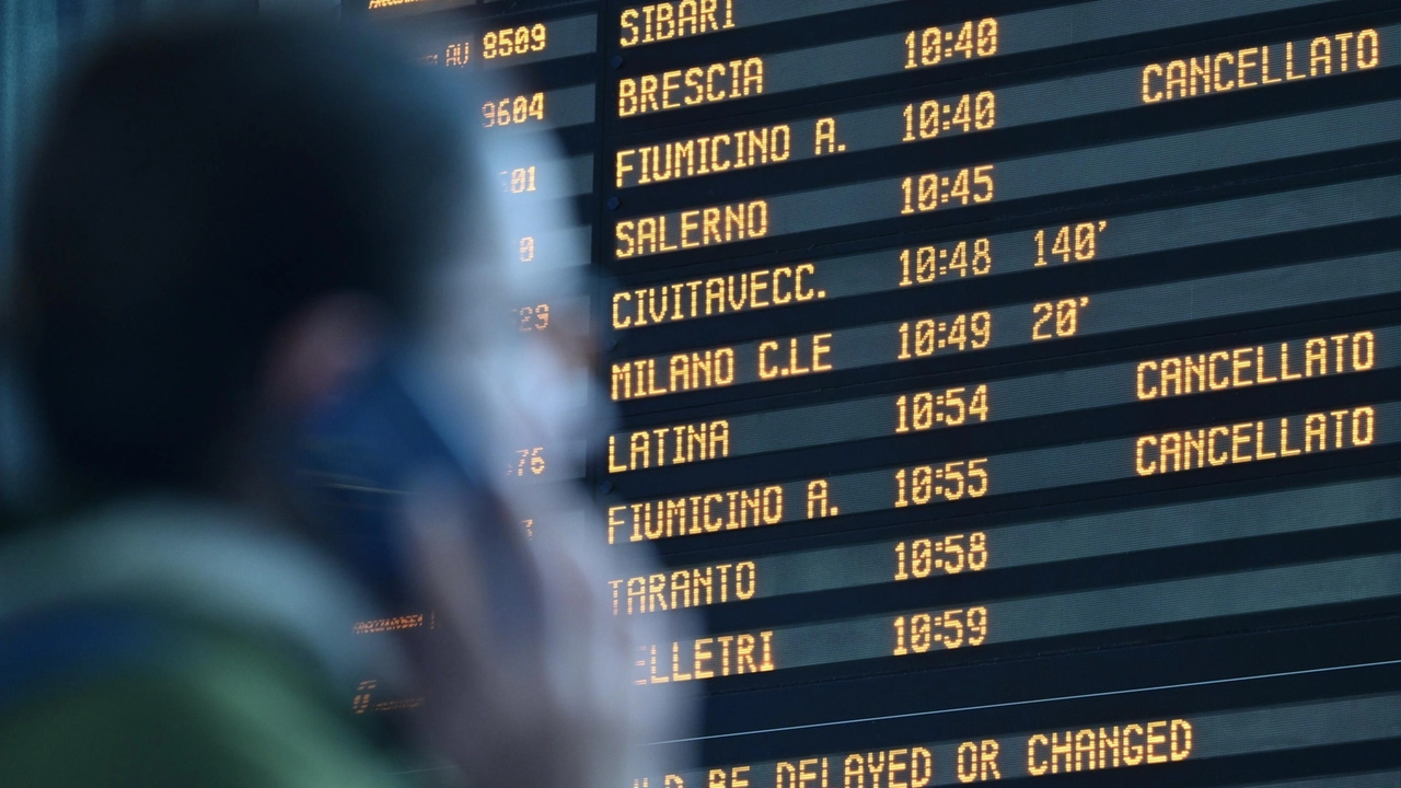 Disagi alla stazione per lo sciopero dei treni (Foto repertorio Ansa)