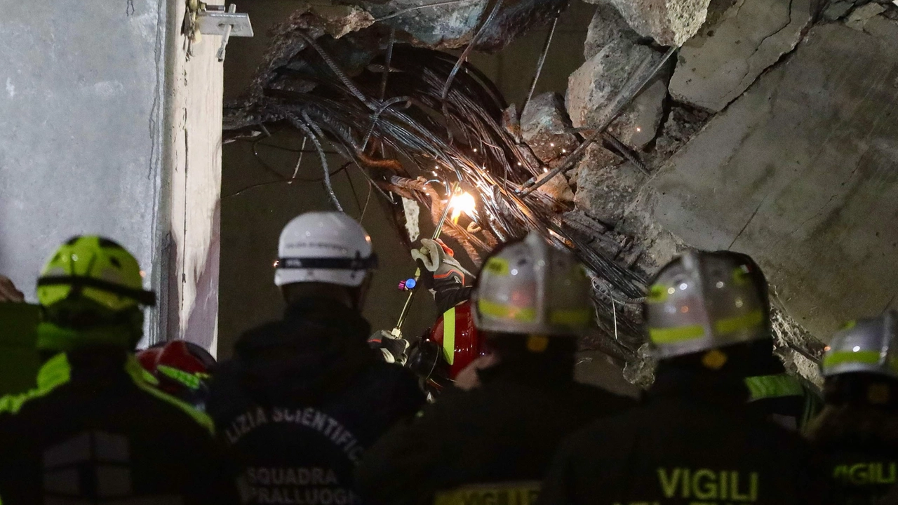 I vigili del fuoco intervenuti dopo il crollo nel cantiere di via Mariti (Foto New Press Photo)