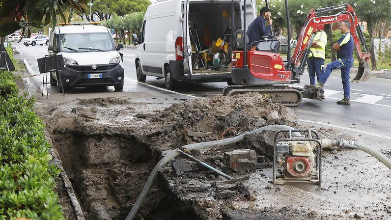 Voragine in viale Italia, a Spezia collassa la circolazione