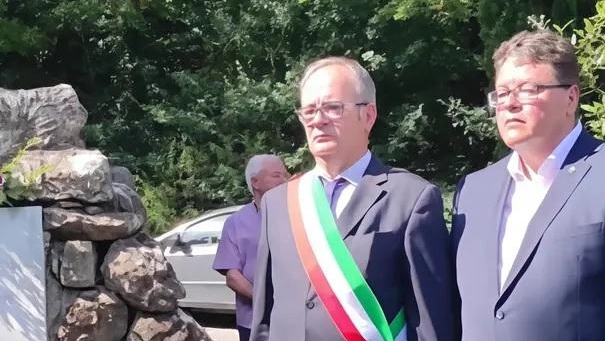 Il sindaco Meoni al monumento vittime della strage di Falzano