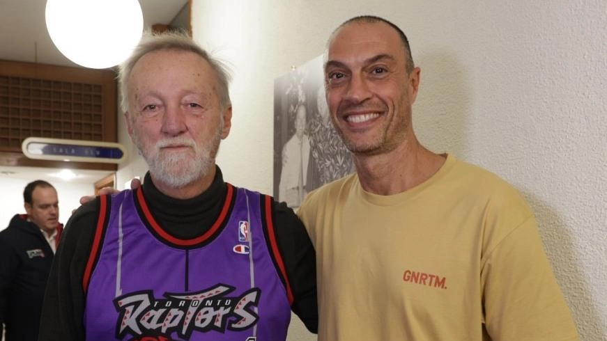 Vincenzo "El Diablo" Esposito celebra il successo del suo libro autobiografico alla Sala Blu dell’Sg Fortitudo, circondato da ex compagni e tifosi. Proiezione di "FantasciEnzo" e momenti emozionanti con aneddoti e ringraziamenti. Appuntamento atteso al PalaDozza.