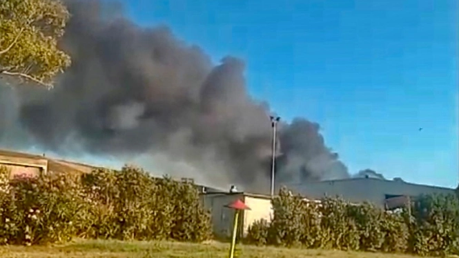 La nuvola di fumo nero che si è levata alla periferia di Pontedera