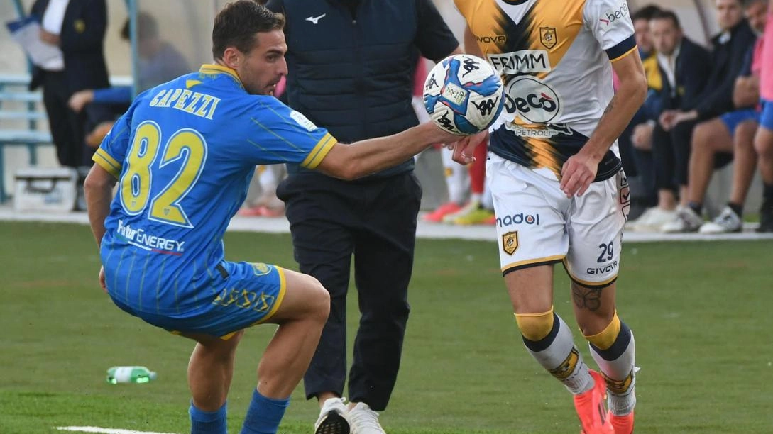 Il tecnico Calabro analizza la prestazione di Carrara contro la Juve Stabia: stanchezza fisica e difficoltà tattiche, ma soddisfazione per il punto ottenuto con determinazione.