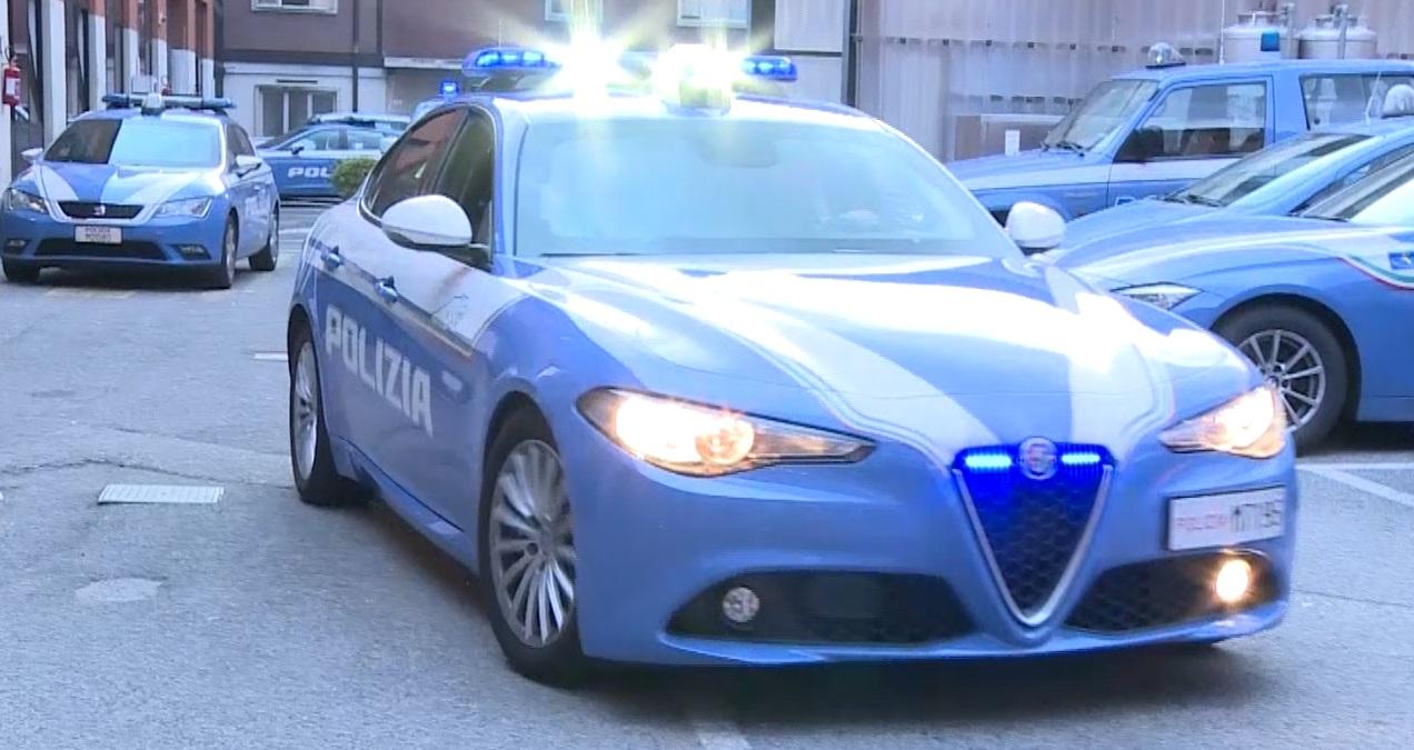 Settantenne minaccia di morte la compagna e aggredisce i poliziotti: arrestato