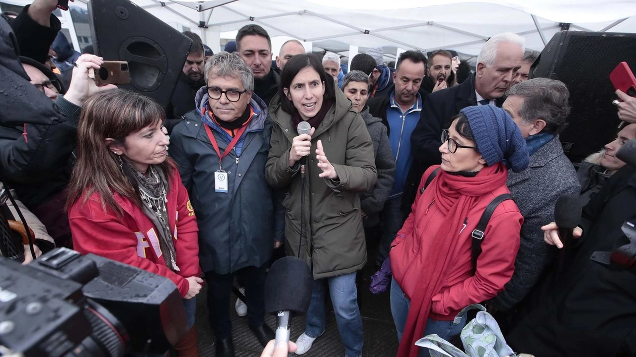 I lavoratori Beko di Siena scioperano durante la visita di Elly Schlein, che promette supporto contro i licenziamenti.