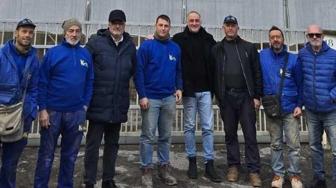 Lo staff della «Karpman», azienda nata nel 2010 e capeggiata dall’ingegner Emilio Carpentieri (al centro in giacca scura e jeans chiari)