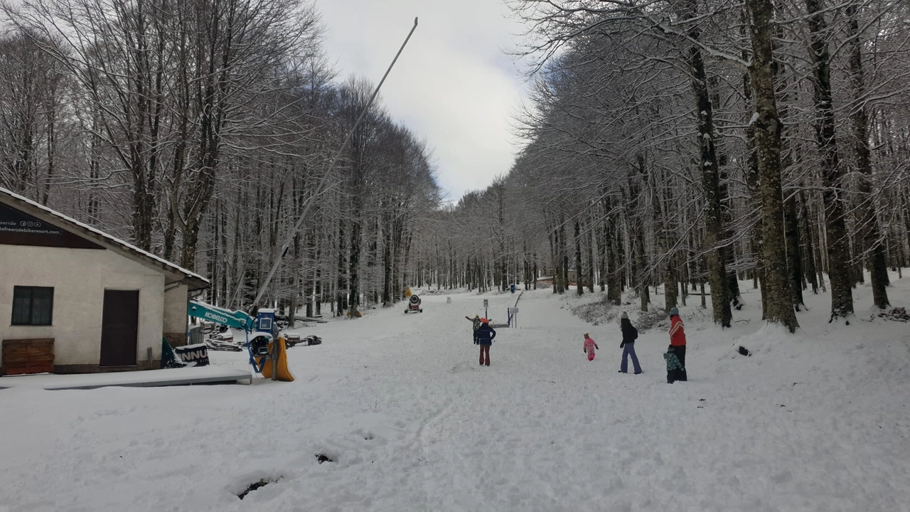 Lo scenario che propone in questo momento la parte alta del monte Amiata è incoraggiante. Il tentativo è aprire gli impianti prima del giorno di Natale