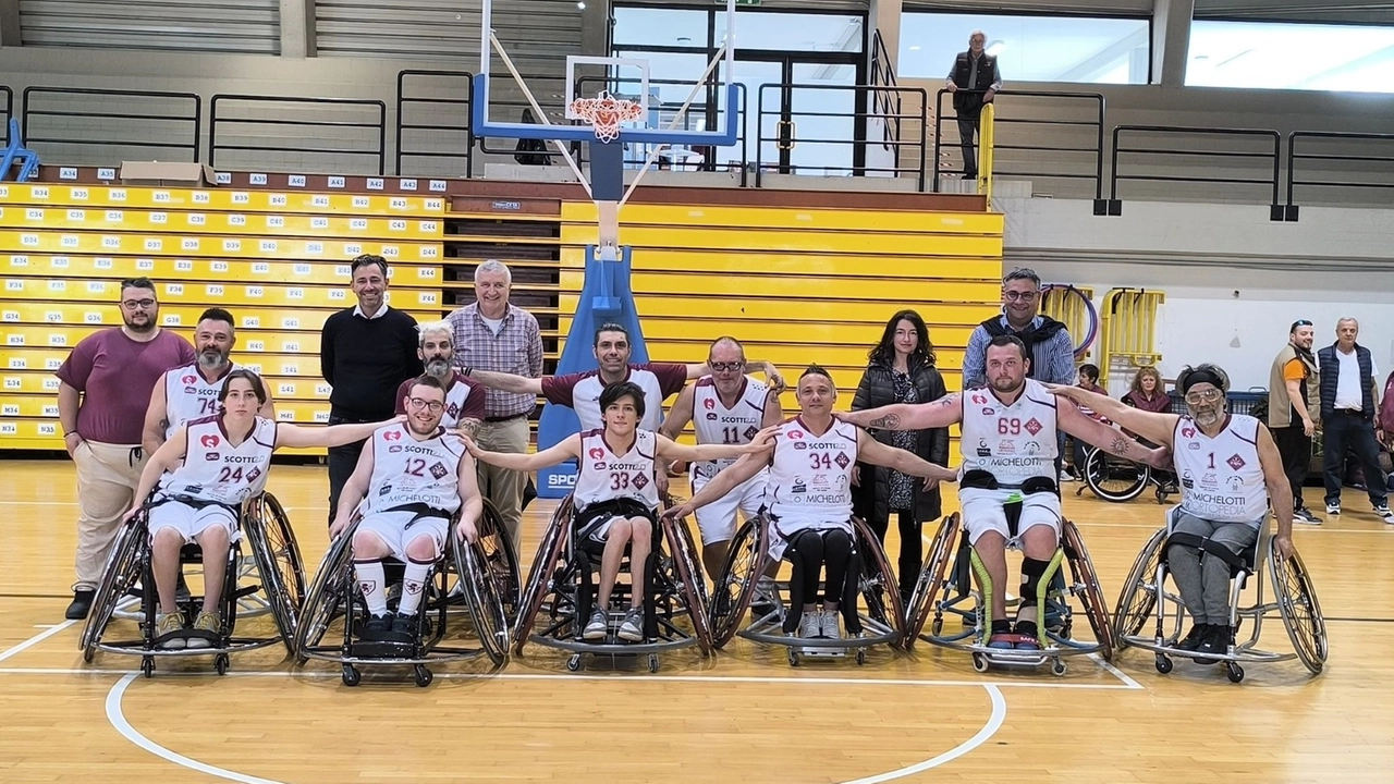 Gli atleti della Tds-Toscana Disabili Sport nella palestra a Livorno