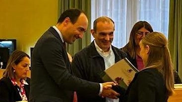 181 studenti premiati per eccellenza a Prato nell'evento "Mi merito una festa". Il presidente Calamai elogia il dinamismo della scuola pratese e augura un futuro brillante ai giovani.