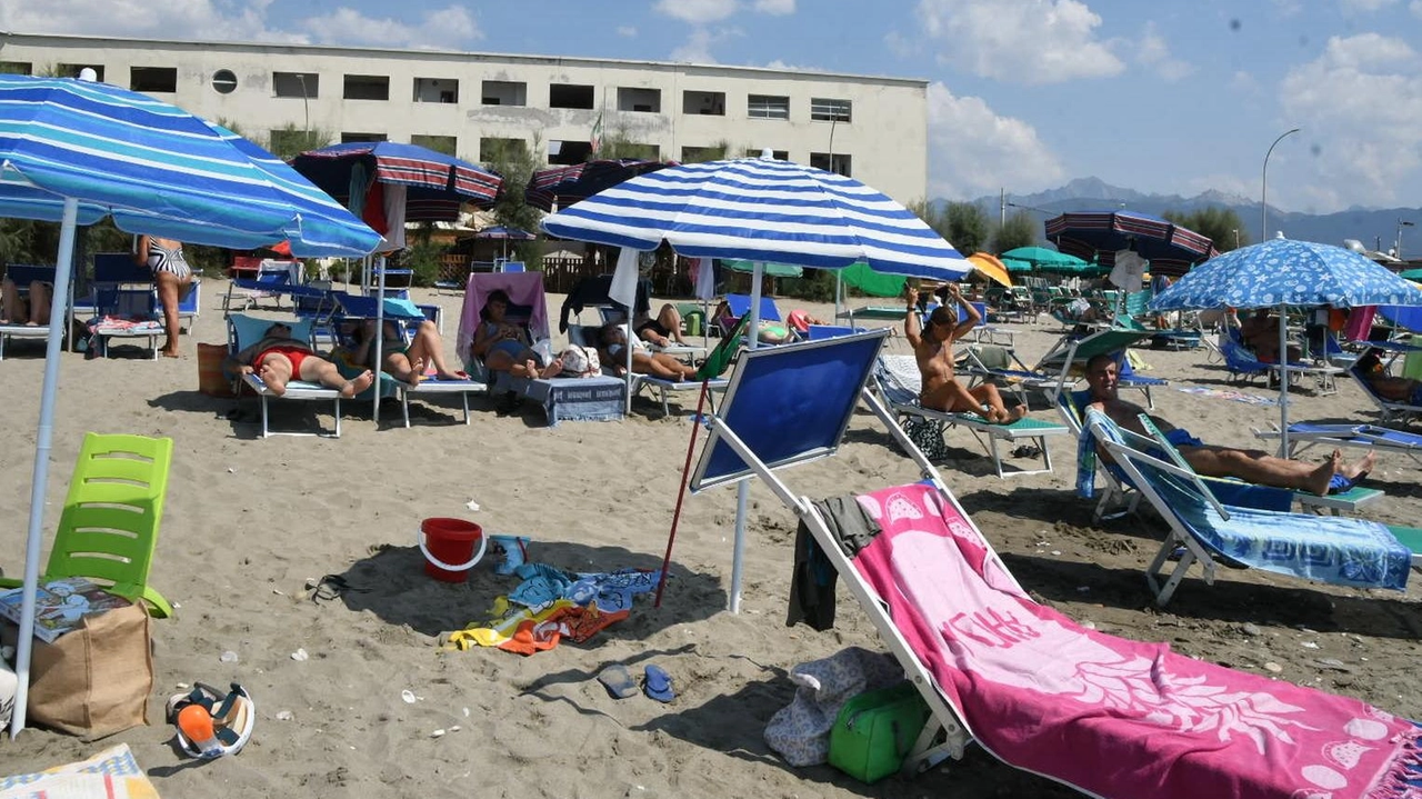 Nostro percorso a tappe tra i lembi del litorale fruibili senza bisogno di pagare nulla. Le impressioni di chi viene in vacanza spesso divergono da quelle degli abitanti.