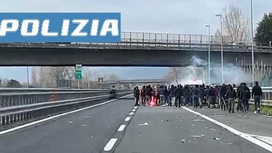 Un’immagine degli scontri in autostrada fra ultras della Lucchese e del Perugia