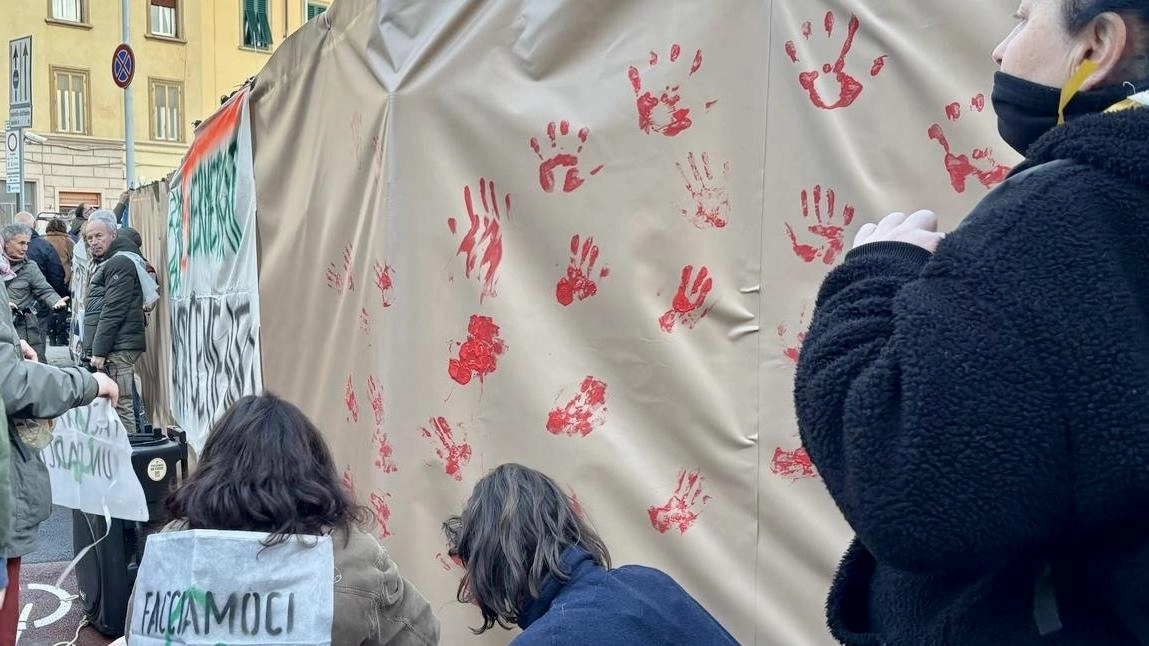 Le impronte con vernice rossa lasciate dai manifestanti sul recinto del cantiere