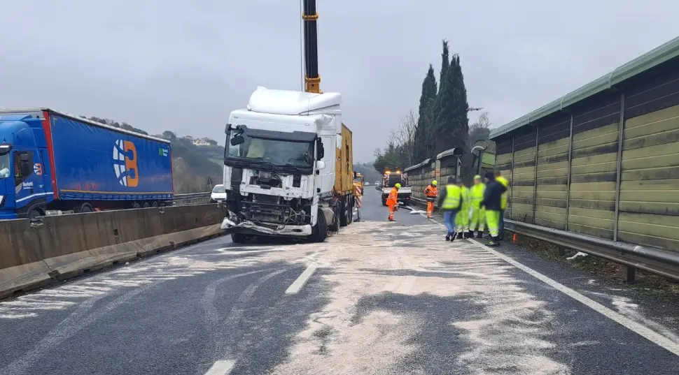 Disastro Fipili: riaperta la strada in direzione Livorno dopo l’incidente al camion, ore di disagi infiniti