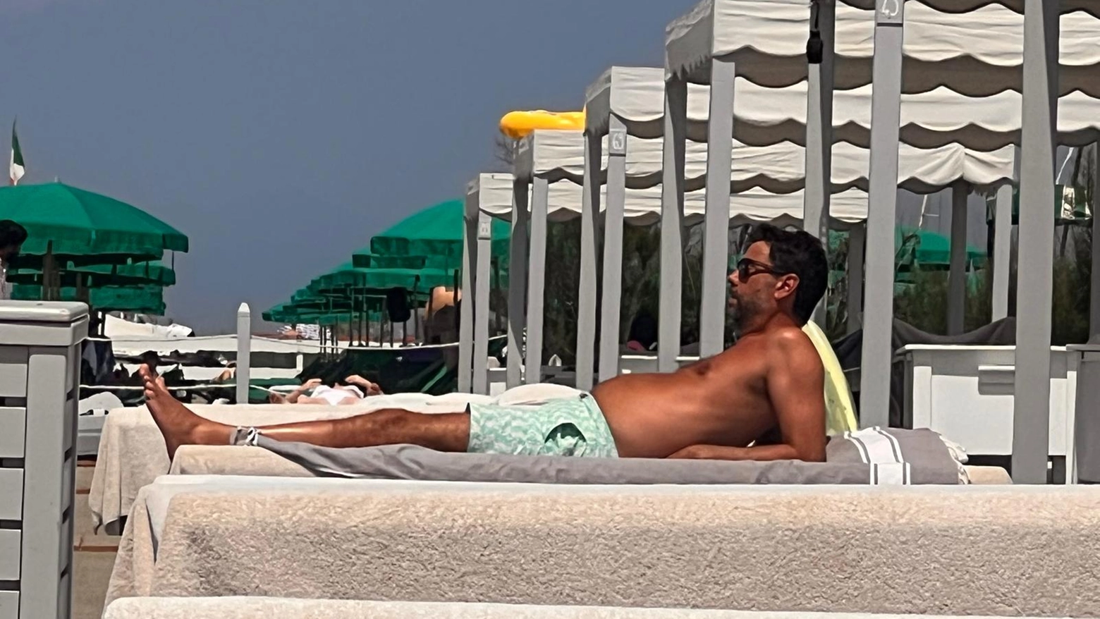 Andrea Agnelli in spiaggia a Forte dei Marmi. Per lui qualche giorno di relax nella sua amata Versilia