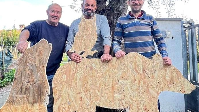 Da sinistra Paolo Bazzichi, Adamo Pierotti e Giacomo Vannucci con le sagome degli animali che animeranno il “Bosco incantato“ al Giardino Barsanti