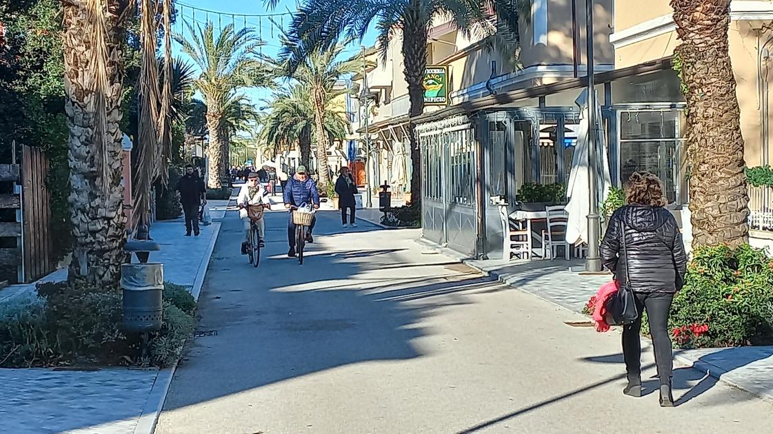 A Tonfano chiudono i negozi, allarme in Versilia: “Il sabato non si lavora”