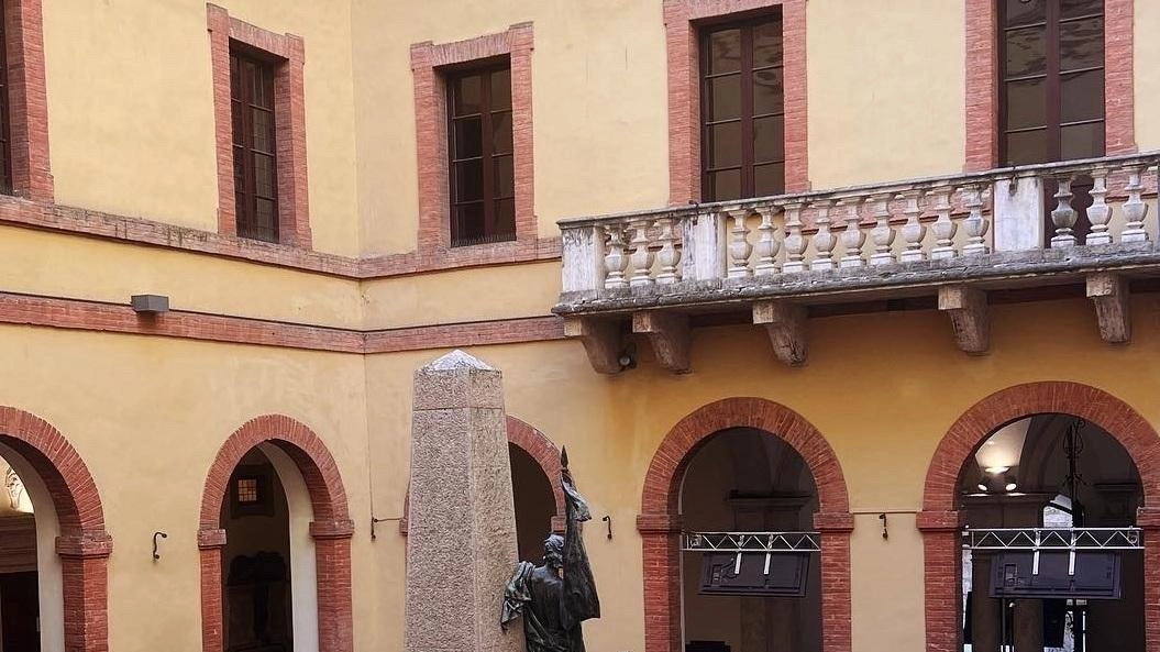 Domani l'Università di Siena accoglierà i nuovi studenti con una colazione di benvenuto nel cortile del Rettorato. Saranno presenti il rettore, tutor e personale per fornire informazioni sui servizi offerti. Ulteriori incontri sono previsti nei dipartimenti e saranno attivi Punti accoglienza matricole fino al 4 novembre.