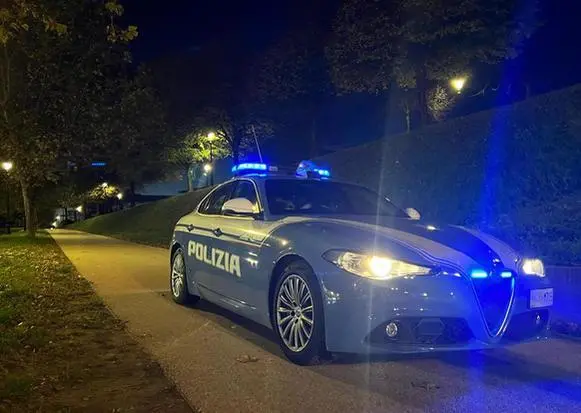 Prato, tenta furto in un garage e minaccia i condomini con bottiglie di vetro: arrestato