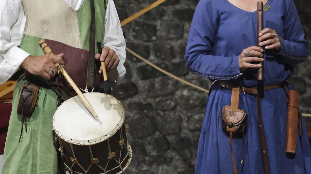 Alcuni momenti della kermesse che ha preso il via giovedì e che consente ai visitatori di fare un viaggio nel tempo oltre che di avere un ’assaggio’ della vita nei tempi antichi. La rappresentazione ideata dalla Compagnia del Piagnaro è fedele e si trasforma in un omaggio alla storia cittadina (Fotoservizio Massimo Pasquali)