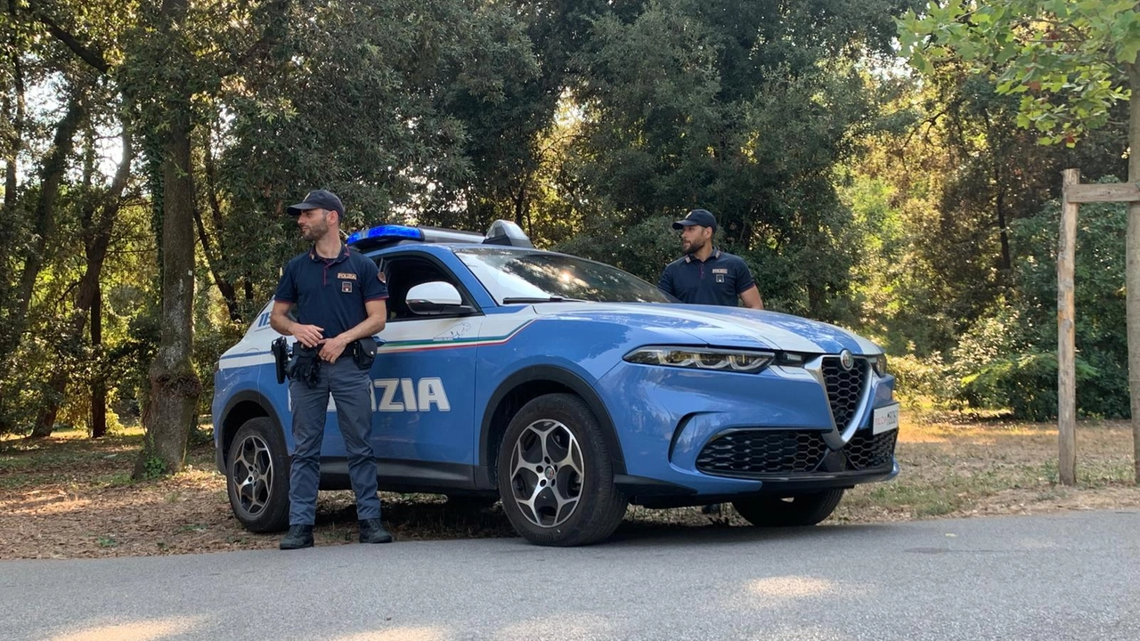 Due agenti della Squdra Volanti del Commissariato di Viareggio durante un servizio di controllo del territorio nella Pineta di Ponente