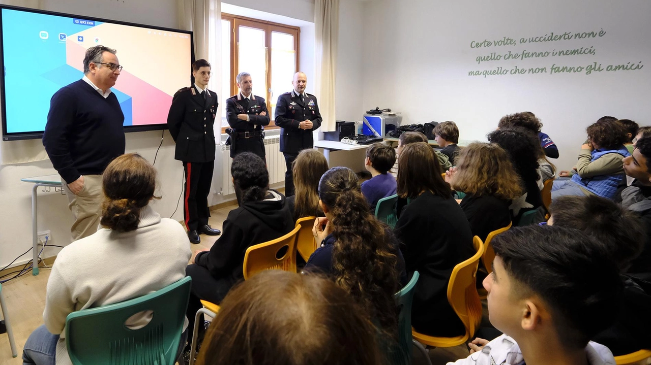 Il sindaco Novoa, il maggiore dei carabinieri Lorenzo Camici Bianconi, e i marescialli Giannoccaro e Carbone durante l’incontro con gli studenti delle medie di Mulazzo