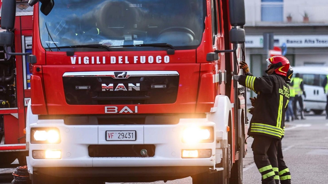 1Paura la scorsa notte a Policiano. Tra giovedì e venerdì un incendio è divampato in un appartamento in cui viveva...